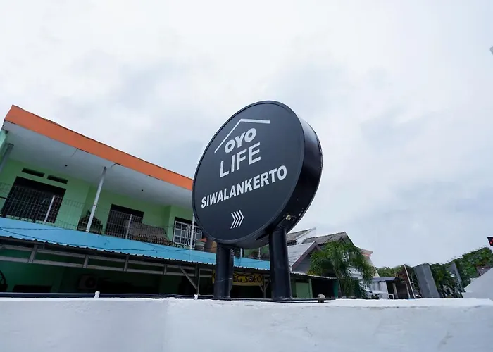 Oyo Life 2462 Kost Surabaya Hotel